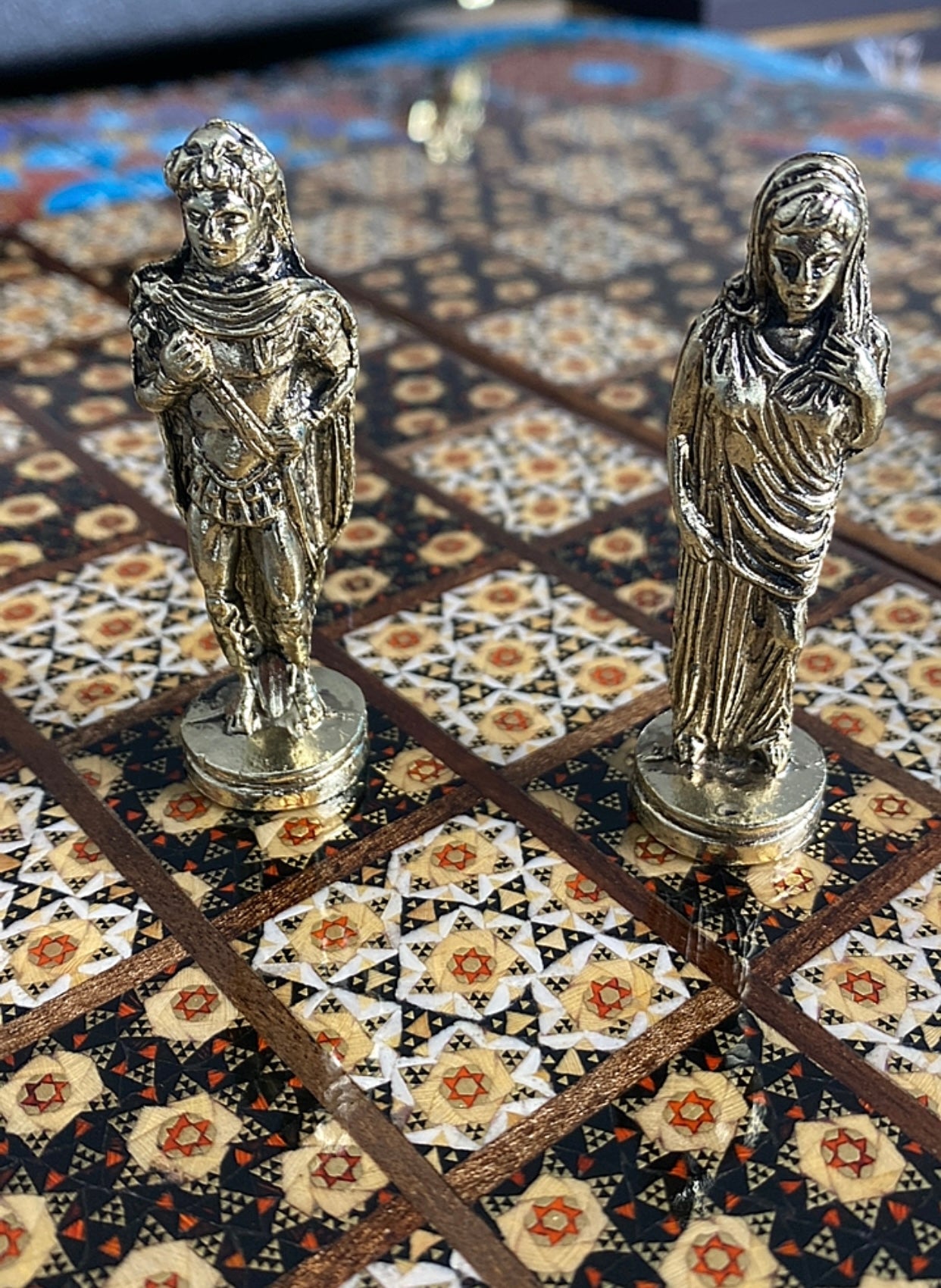 طاولي + شطرنج  زخرفة سوداء راقية صناعة يدوية - جنطة جلد فاخرة السعر بدون احجار شطرنج ٥٥٠ الف ومع احجار شطرنج ٦٥٠ الف