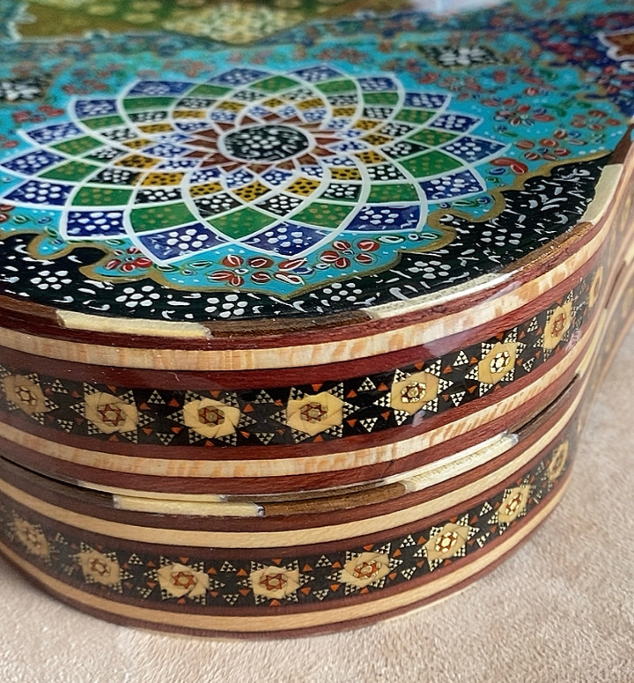 تحفة فنية صناعة يدوية - طاولي و شطرنج رسمة واحدة فقط يعني الحبة الوحيدة في العراق - احجار الطاولي و الشطرنج صناعة يدوي  بادق التفاصيل (t3)