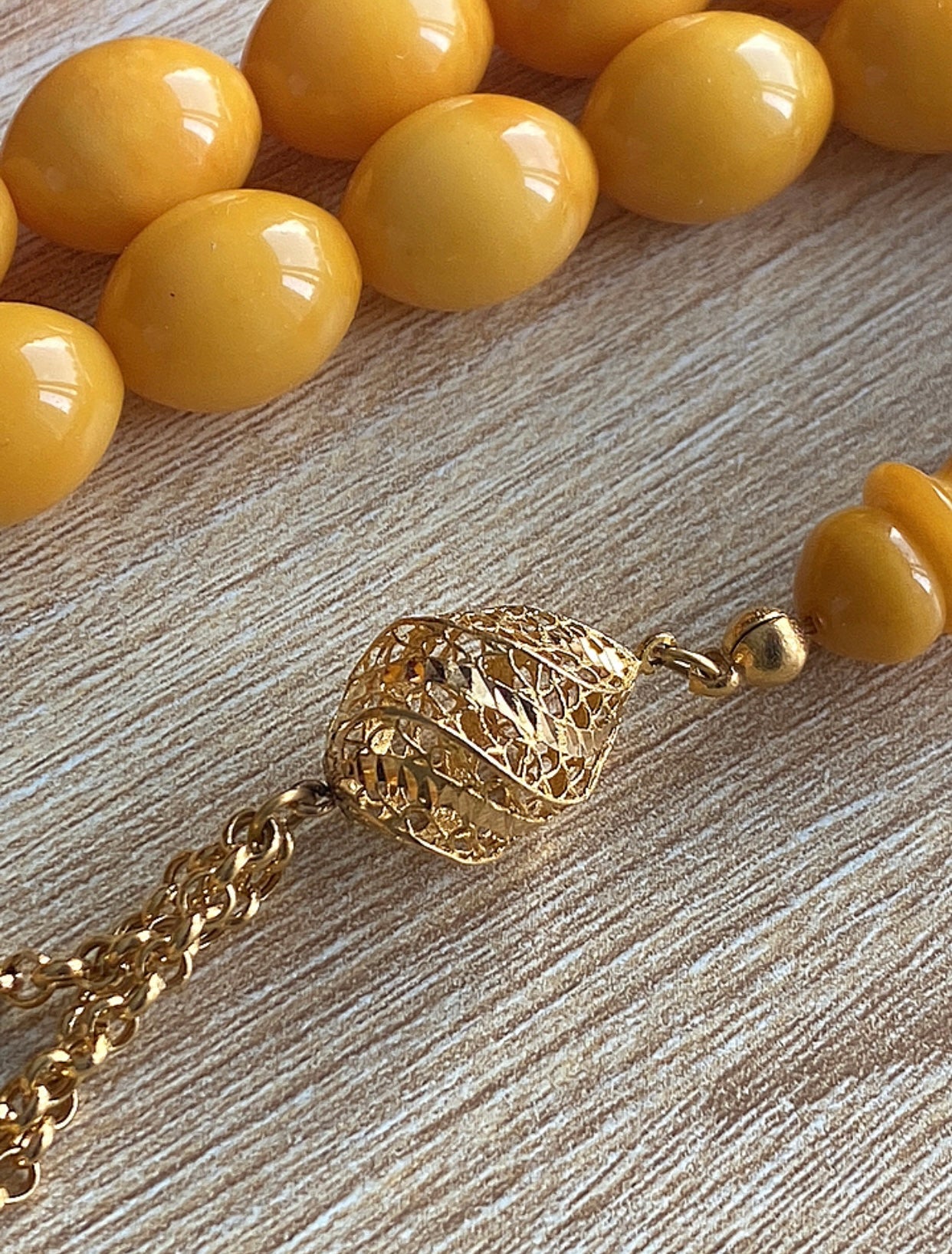 قطعة واحدة سبحة كهرب  ألماني  كبس، حجر كهرب خام طبيعي ١٠٠ بال ١٠٠ من دون اية مواد مضافه - الذهب اللي بالسبحة خام عيار 21 (S Gold)