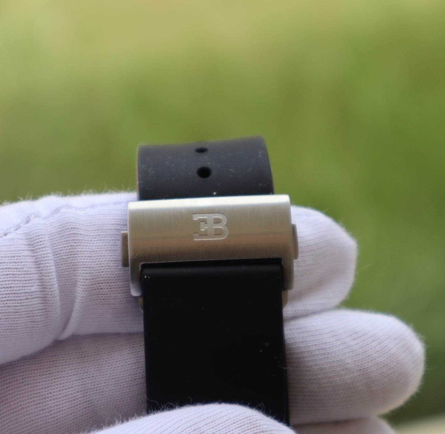 ساعة جاكوب اند كو اصدار خاص بوجاتي شيرون دايموند - حبة واحدة لأول شخص