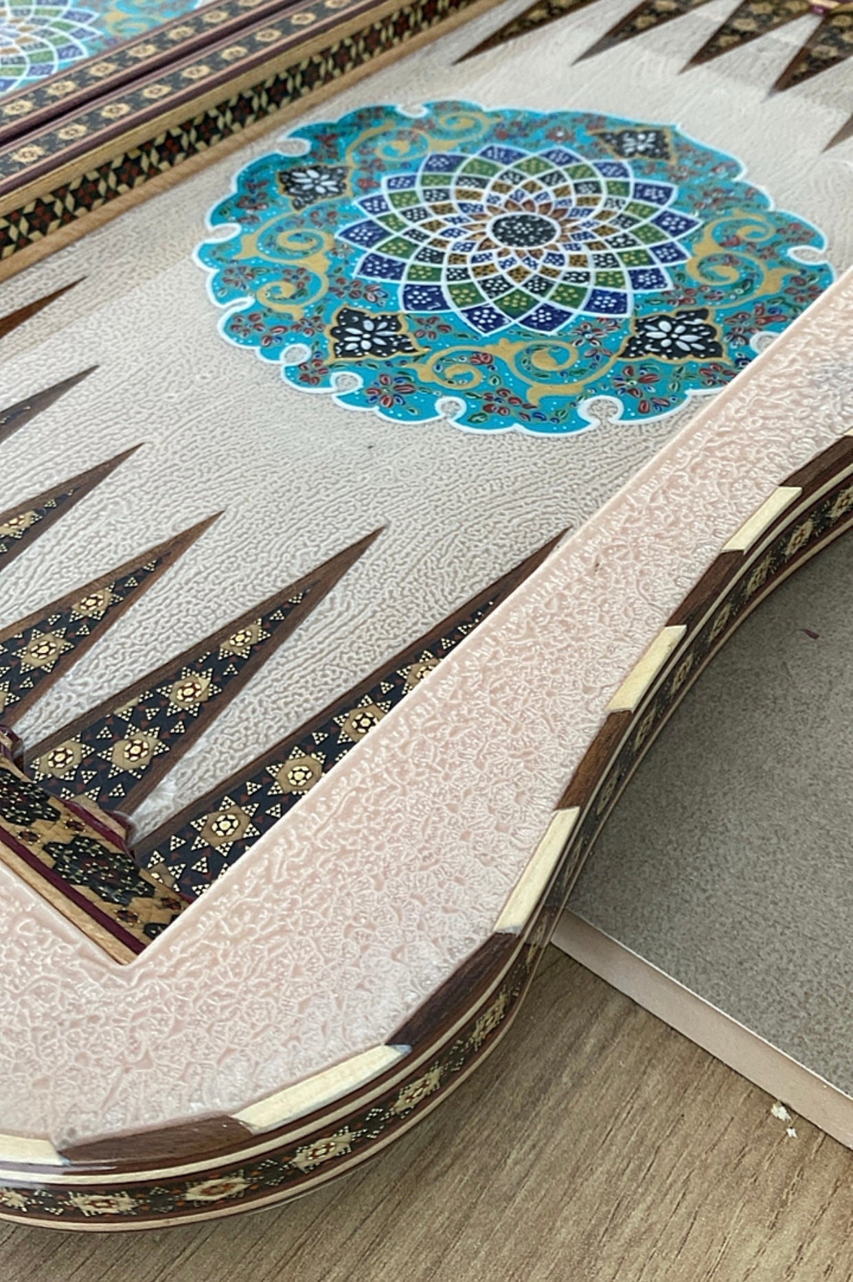 طاولي + شطرنج  زخرفة سوداء راقية صناعة يدوية - جنطة جلد فاخرة السعر بدون احجار شطرنج ٥٥٠ الف ومع احجار شطرنج ٦٥٠ الف