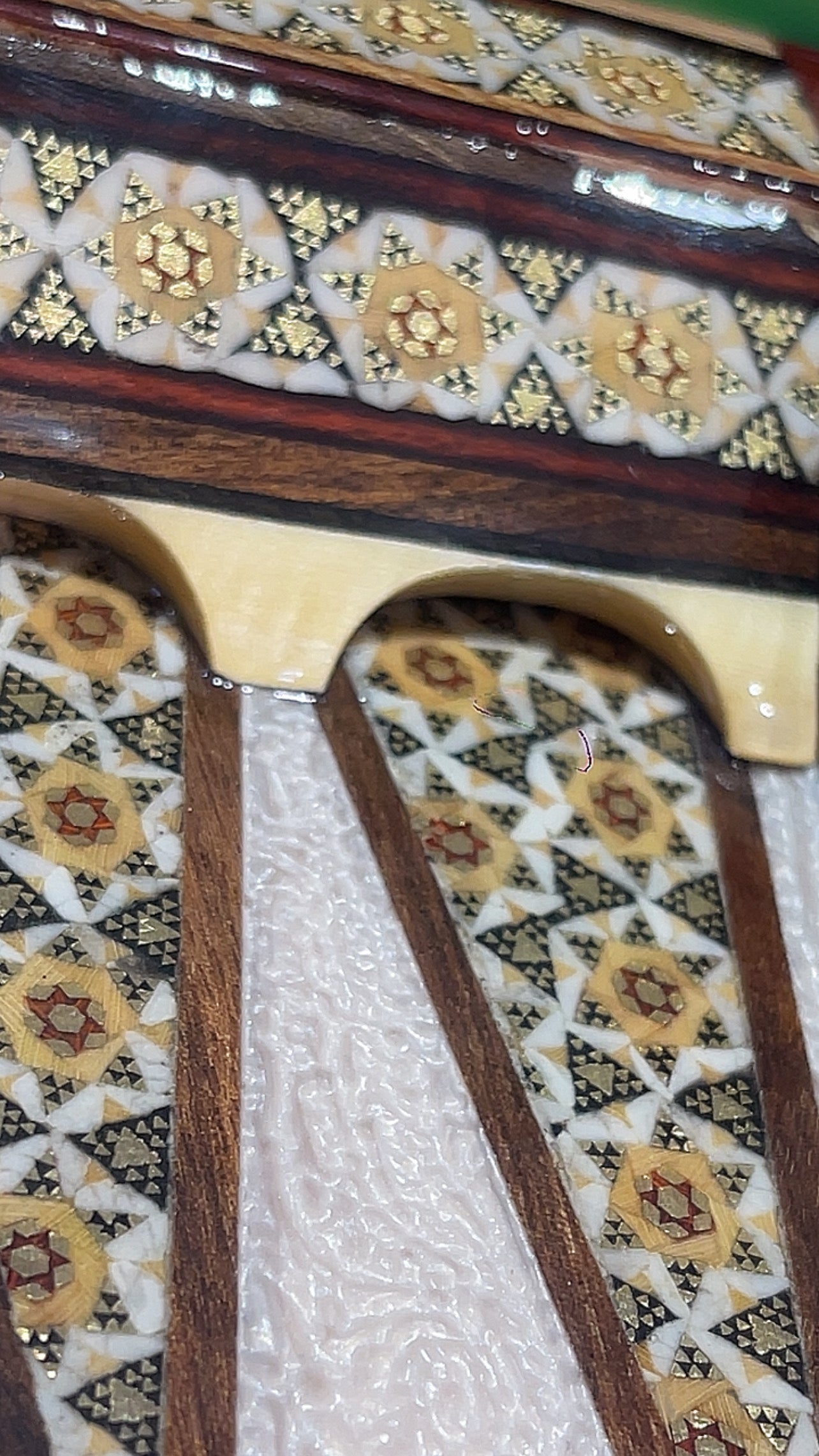 طاولي صناعة يدويه بالكامل قطعه واحده مع جنود براص واحجار الطاولي واحده فقط الرجاء عدم الاحراج