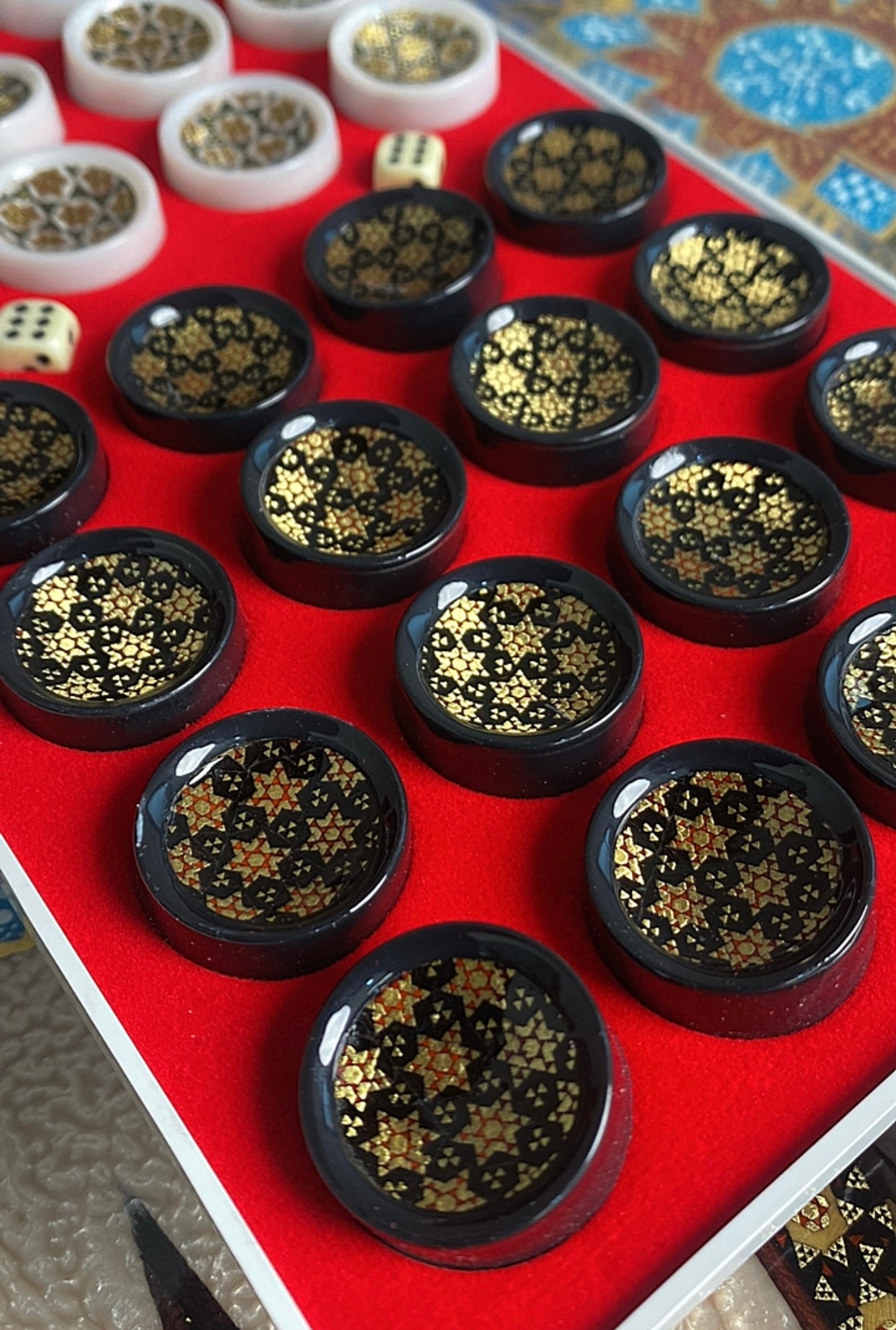 طاولي + شطرنج  زخرفة سوداء راقية صناعة يدوية - جنطة جلد فاخرة السعر بدون احجار شطرنج ٥٥٠ الف ومع احجار شطرنج ٦٥٠ الف