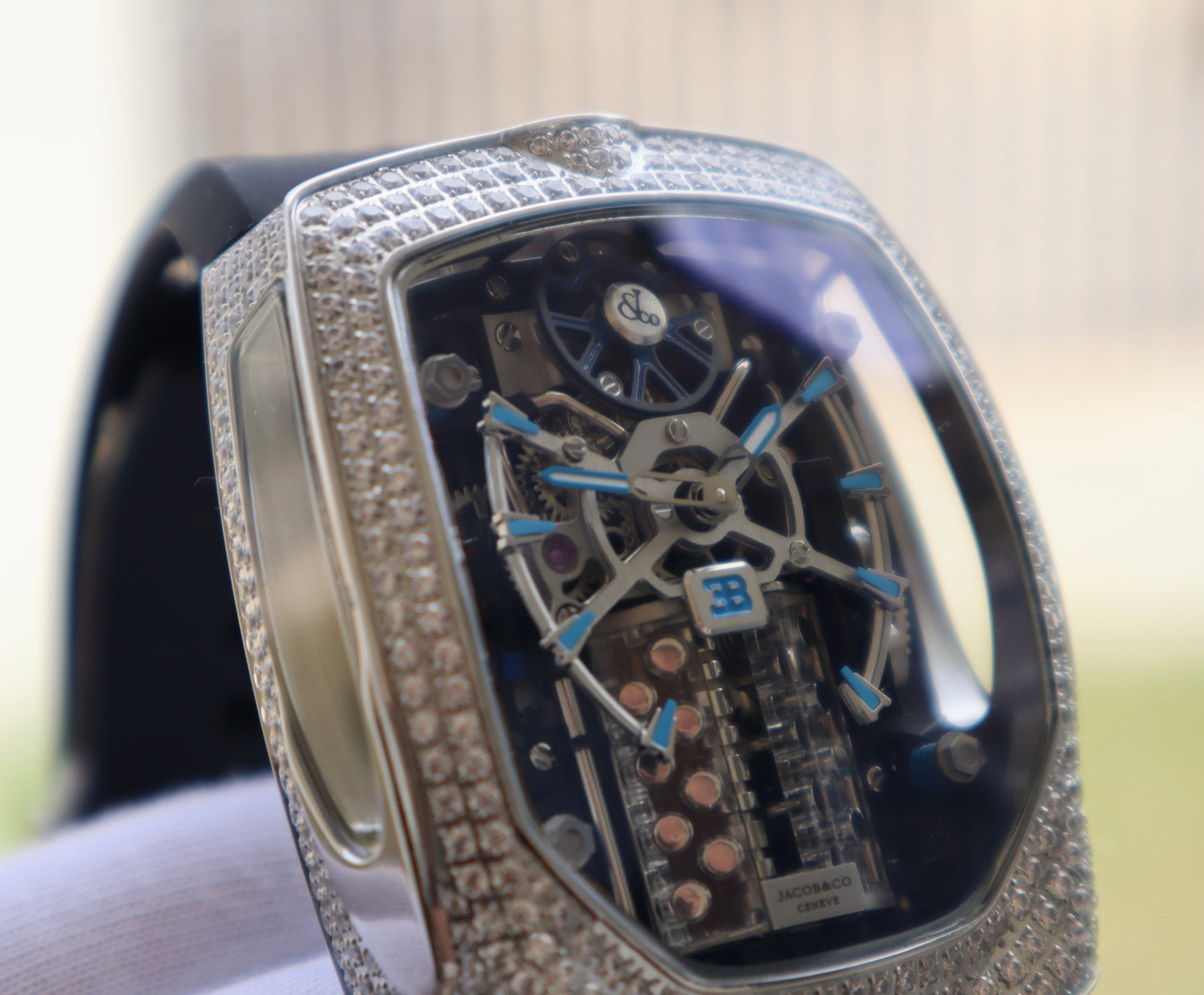 ساعة جاكوب اند كو اصدار خاص بوجاتي شيرون دايموند - حبة واحدة لأول شخص