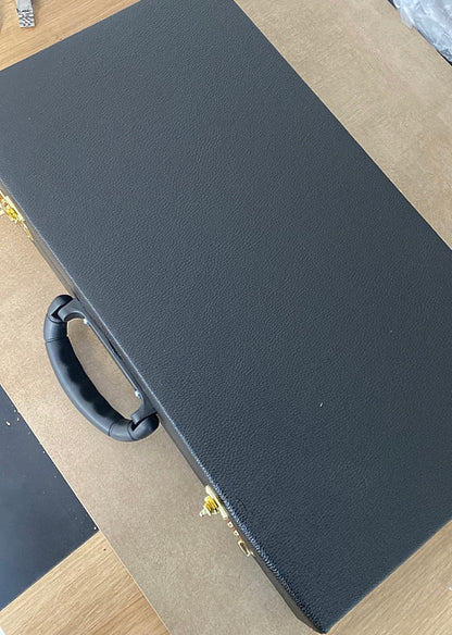 طاولي + شطرنج  زخرفة سوداء راقية صناعة يدوية - جنطة جلد فاخرة السعر بدون احجار شطرنج ٥٥٠ الف ومع احجار شطرنج ٦٥٠ الف