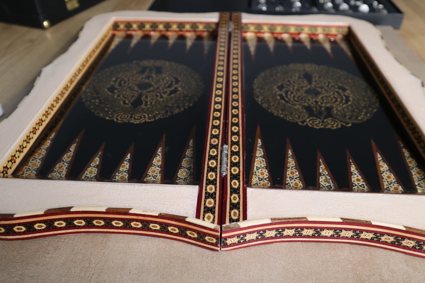 طاولي + شطرنج  زخرفة سوداء راقية صناعة يدوية - جنطة جلد فاخرة السعر بدون احجار شطرنج ٥٥٠ الف ومع احجار شطرنج ٦٥٠ الف