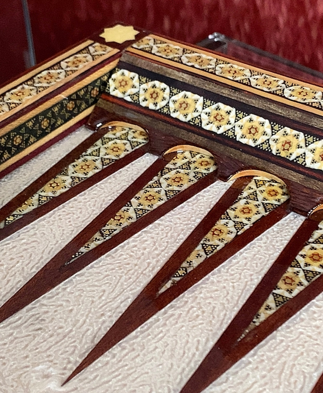 تحفة فنية صناعة يدوية - طاولي و شطرنج رسمة واحدة فقط يعني الحبة الوحيدة في العراق - احجار الطاولي و الشطرنج صناعة يدوي  بادق التفاصيل (t1)