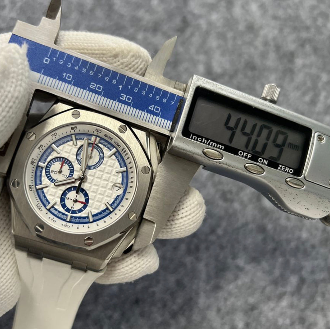 Audemars Piguet Royal Oak Offshore 42 mm  - كلين تايتل قطعة واحدة فقط في العراق