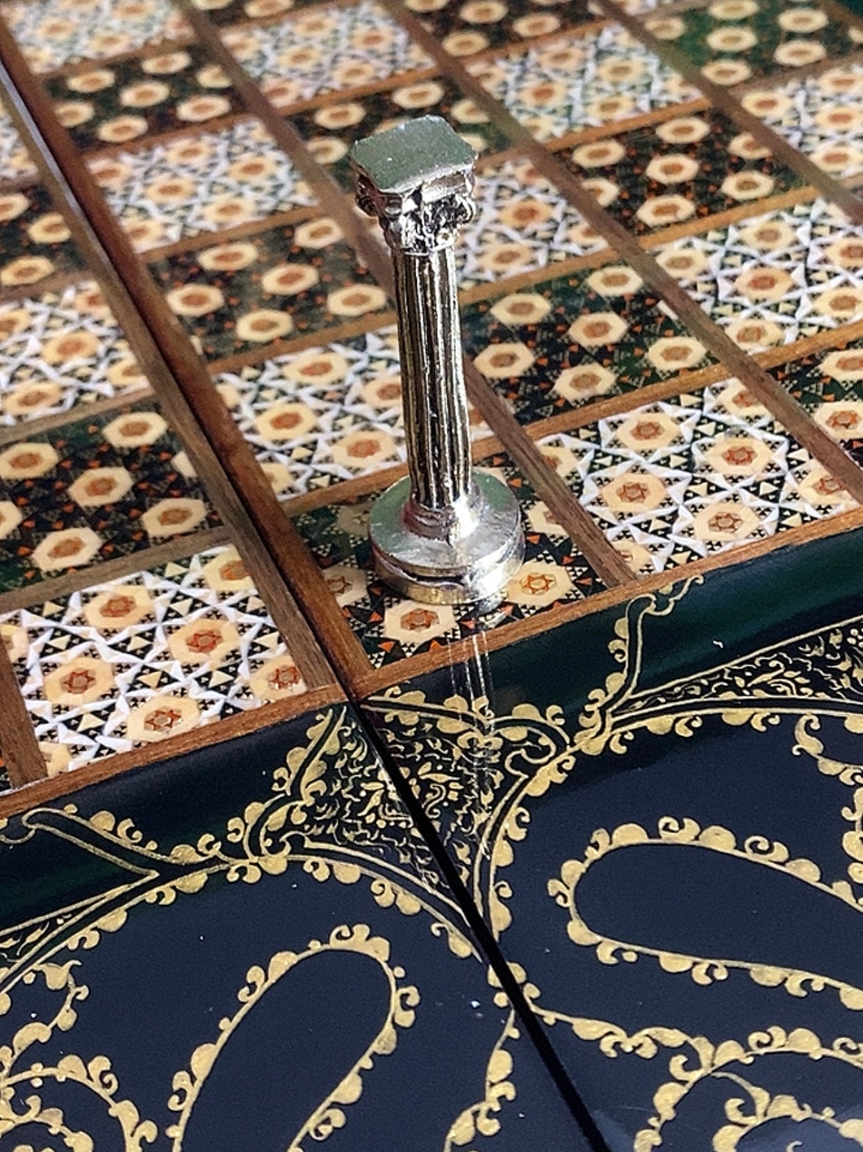 تحفة فنية صناعة يدوية - طاولي و شطرنج رسمة واحدة فقط يعني الحبة الوحيدة في العراق - احجار الطاولي و الشطرنج صناعة يدوي  بادق التفاصيل (t4)