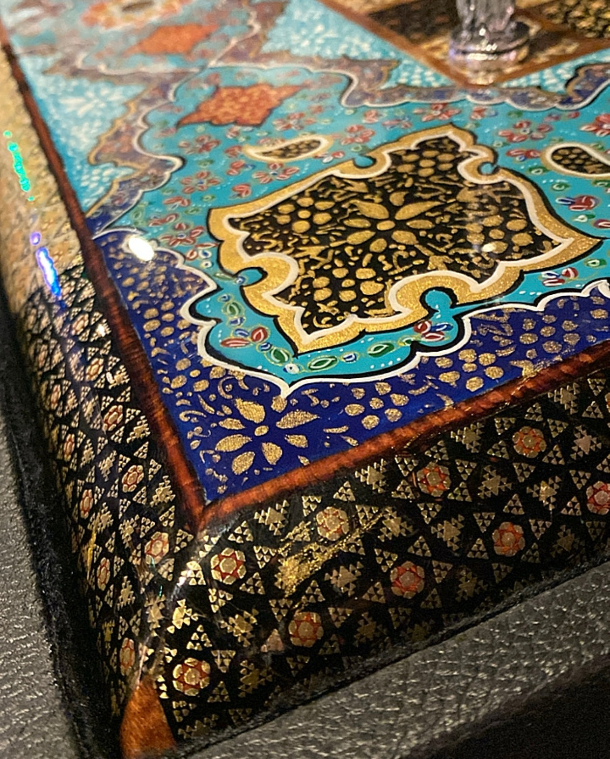 طاولي و شطرنج صناعة يدوي - تحفة فنية متوفر حبة واحدة من هذا التصميم فقط