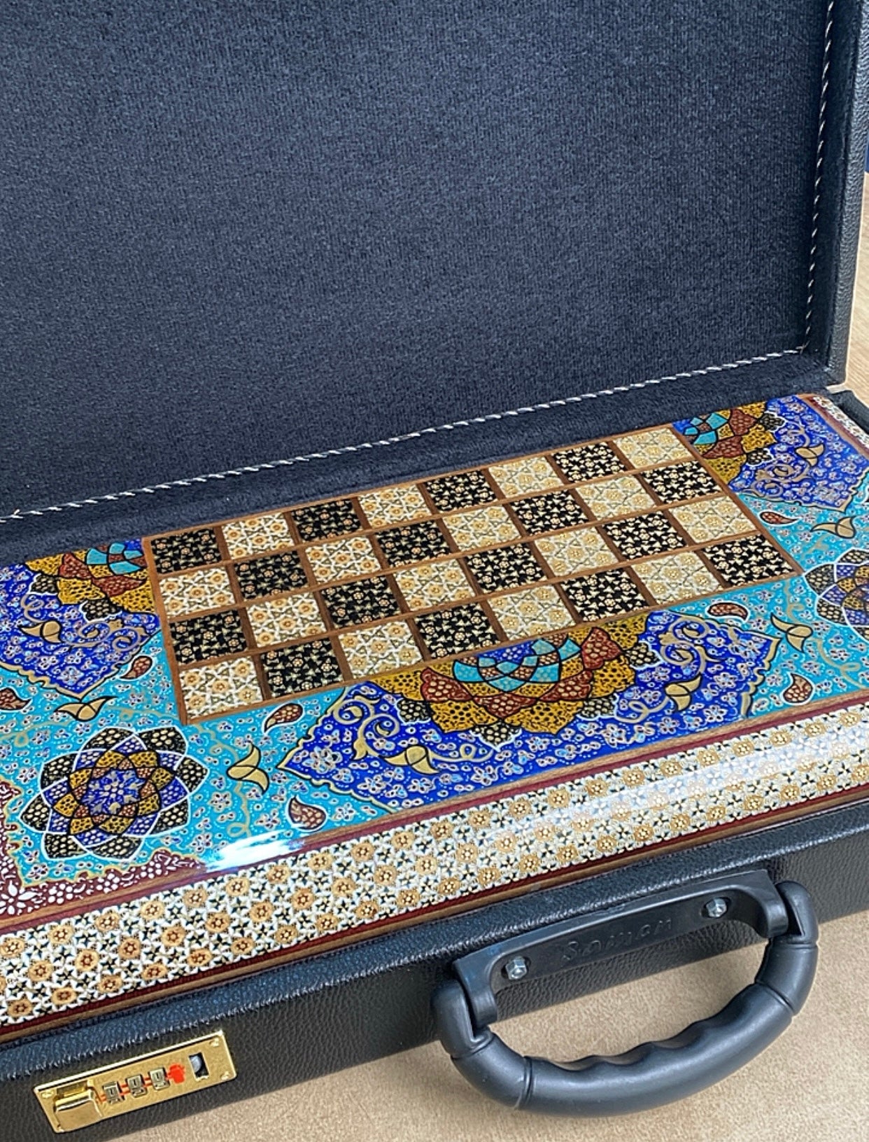 طاولي + شطرنج  زخرفة سوداء راقية صناعة يدوية - جنطة جلد فاخرة السعر بدون احجار شطرنج ٥٥٠ الف ومع احجار شطرنج ٦٥٠ الف