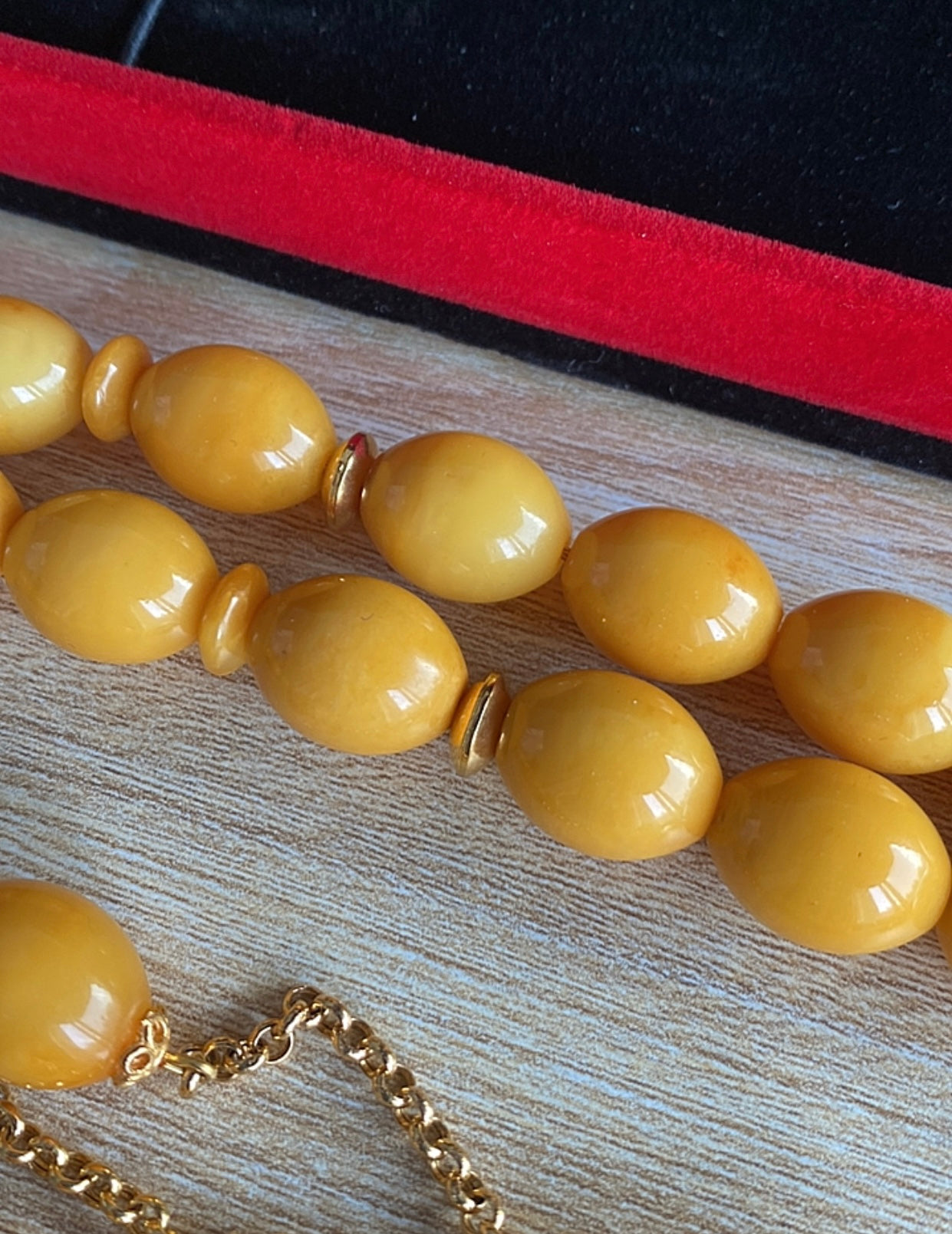 قطعة واحدة سبحة كهرب  ألماني  كبس، حجر كهرب خام طبيعي ١٠٠ بال ١٠٠ من دون اية مواد مضافه - الذهب اللي بالسبحة خام عيار 21 (S Gold)