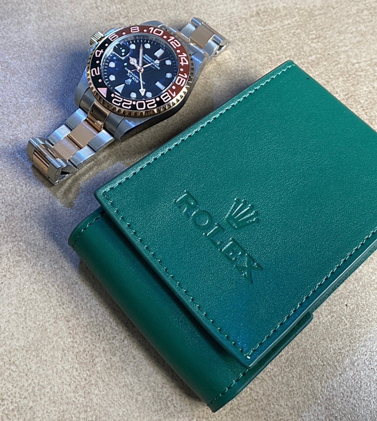 رولكس جي أم تي رووت بيير  اصدار ٢٠٢٤ جراند ماستر - مستعملة بحالة الجديد وياها حافظة جلد من رولكس