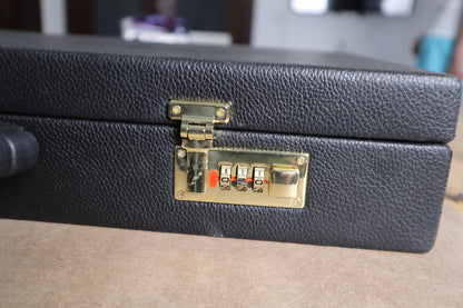 طاولي + شطرنج  زخرفة سوداء راقية صناعة يدوية - جنطة جلد فاخرة السعر بدون احجار شطرنج ٥٥٠ الف ومع احجار شطرنج ٦٥٠ الف