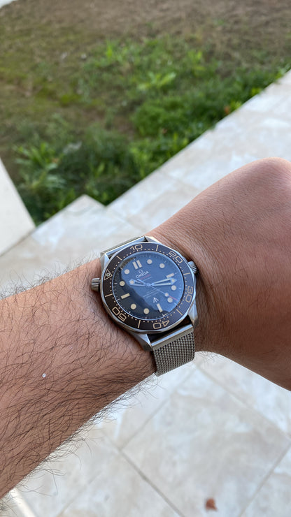 اوميجا سي ماستر تيتانيوم كلين طبق الاصل مستحيل تميزها عن الاصلية وزنها 100 غرام