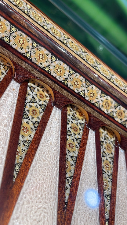 طاولي صناعة يدويه بالكامل قطعه واحده مع جنود براص واحجار الطاولي واحده فقط الرجاء عدم الاحراج