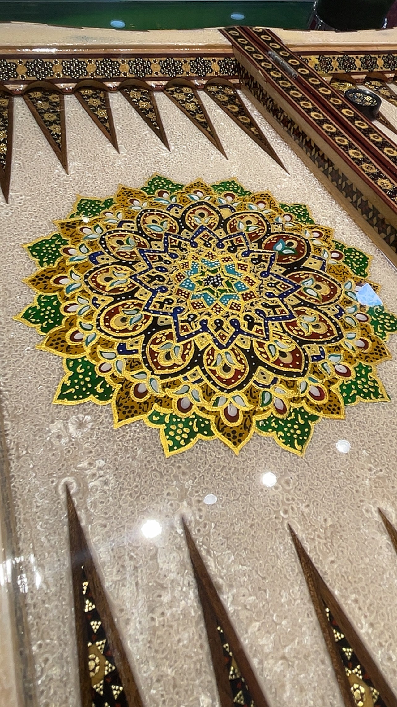 السعر الف دينار اردني طاولي صناعة يدويه بالكامل قطعه واحده مع جنود براص واحجار الطاولي واحده فقط الرجاء عدم الاحراج