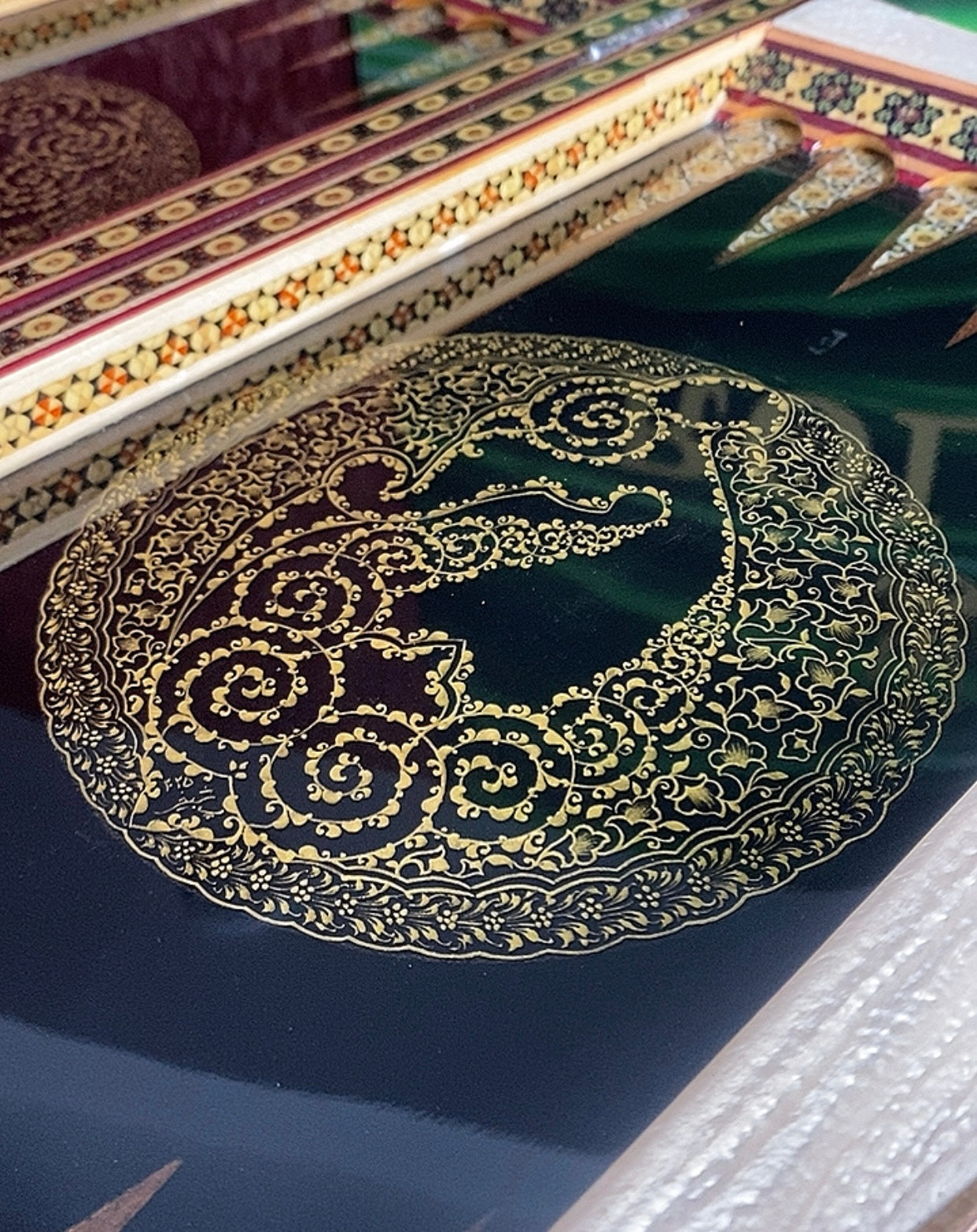 تحفة فنية صناعة يدوية - طاولي و شطرنج رسمة واحدة فقط يعني الحبة الوحيدة في العراق - احجار الطاولي و الشطرنج صناعة يدوي  بادق التفاصيل (t4)