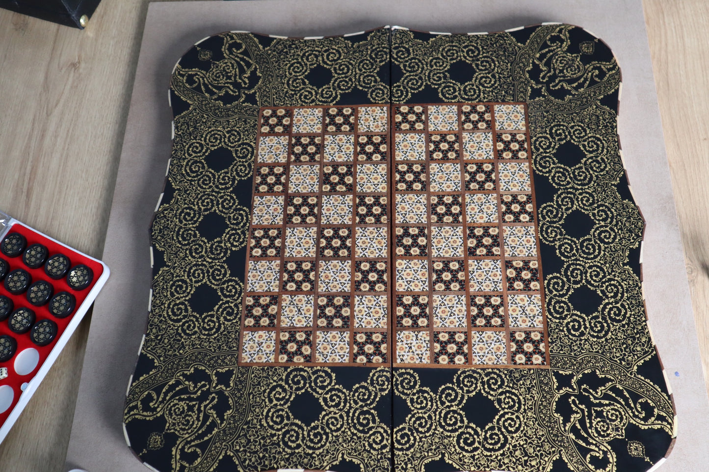 طاولي + شطرنج  زخرفة سوداء راقية صناعة يدوية - جنطة جلد فاخرة السعر بدون احجار شطرنج ٥٥٠ الف ومع احجار شطرنج ٦٥٠ الف