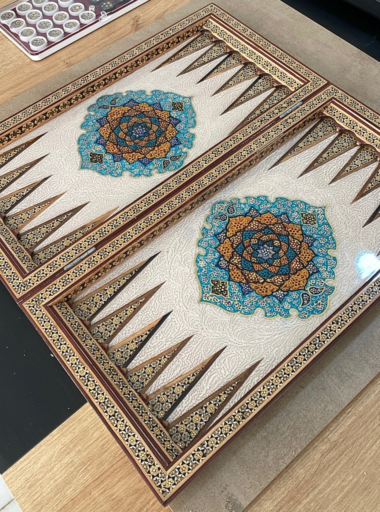 طاولي + شطرنج  زخرفة سوداء راقية صناعة يدوية - جنطة جلد فاخرة السعر بدون احجار شطرنج ٥٥٠ الف ومع احجار شطرنج ٦٥٠ الف