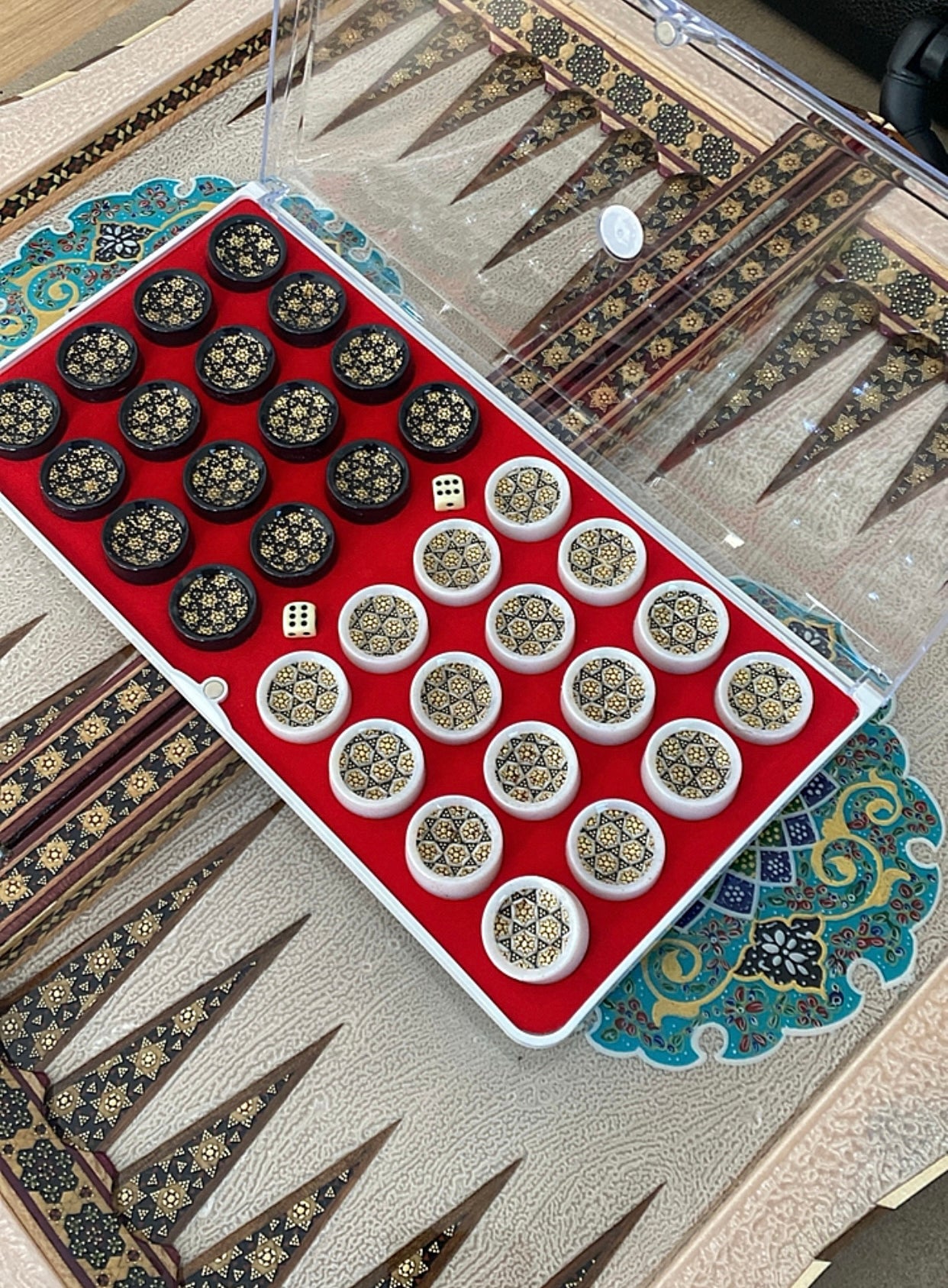 طاولي + شطرنج  زخرفة سوداء راقية صناعة يدوية - جنطة جلد فاخرة السعر بدون احجار شطرنج ٥٥٠ الف ومع احجار شطرنج ٦٥٠ الف