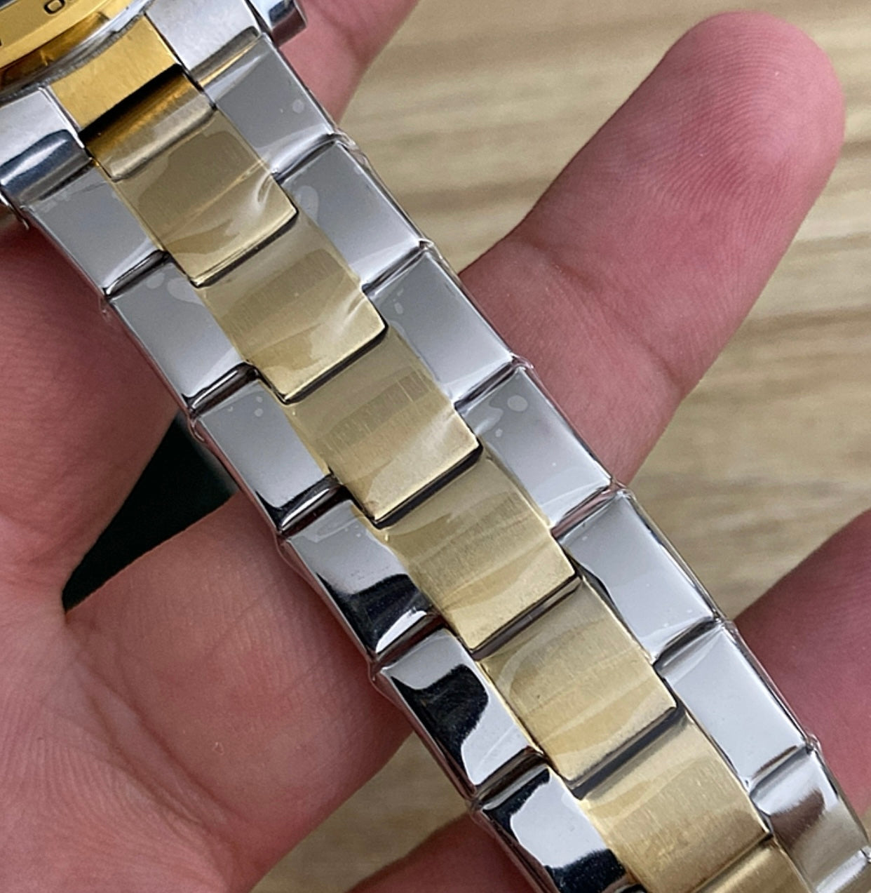 ساعة رجال الأعمال الدكية