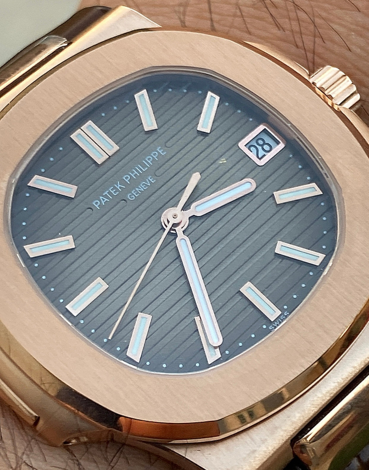 باتيك فيليب نوتلس روز جولد ستراب جلد بني و مينا اومبريه- كلين طبق الاصل لا تميز