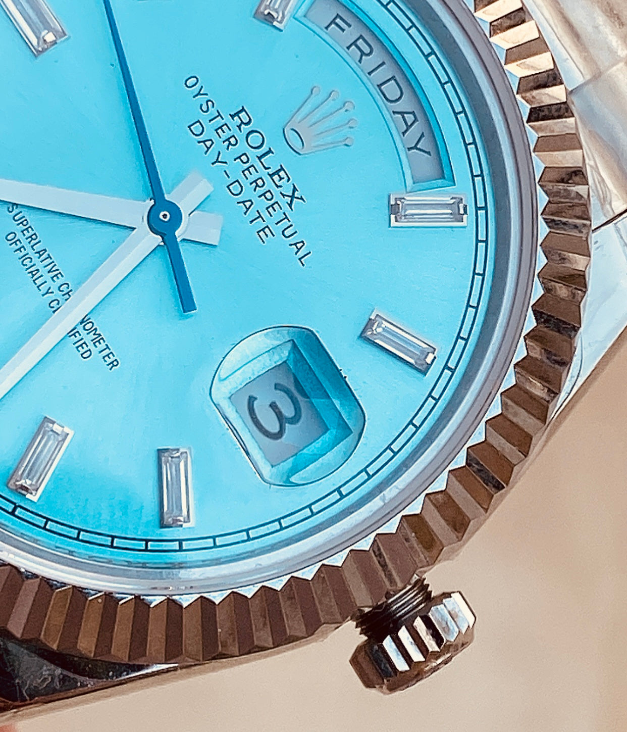 رولكس داي ديت مينا ايس بلو- كلين طبق الاصل لاتفرق - ماكينة مطابقة لرواكس الاصلية - سيريال حقيقي محفور عالساعة