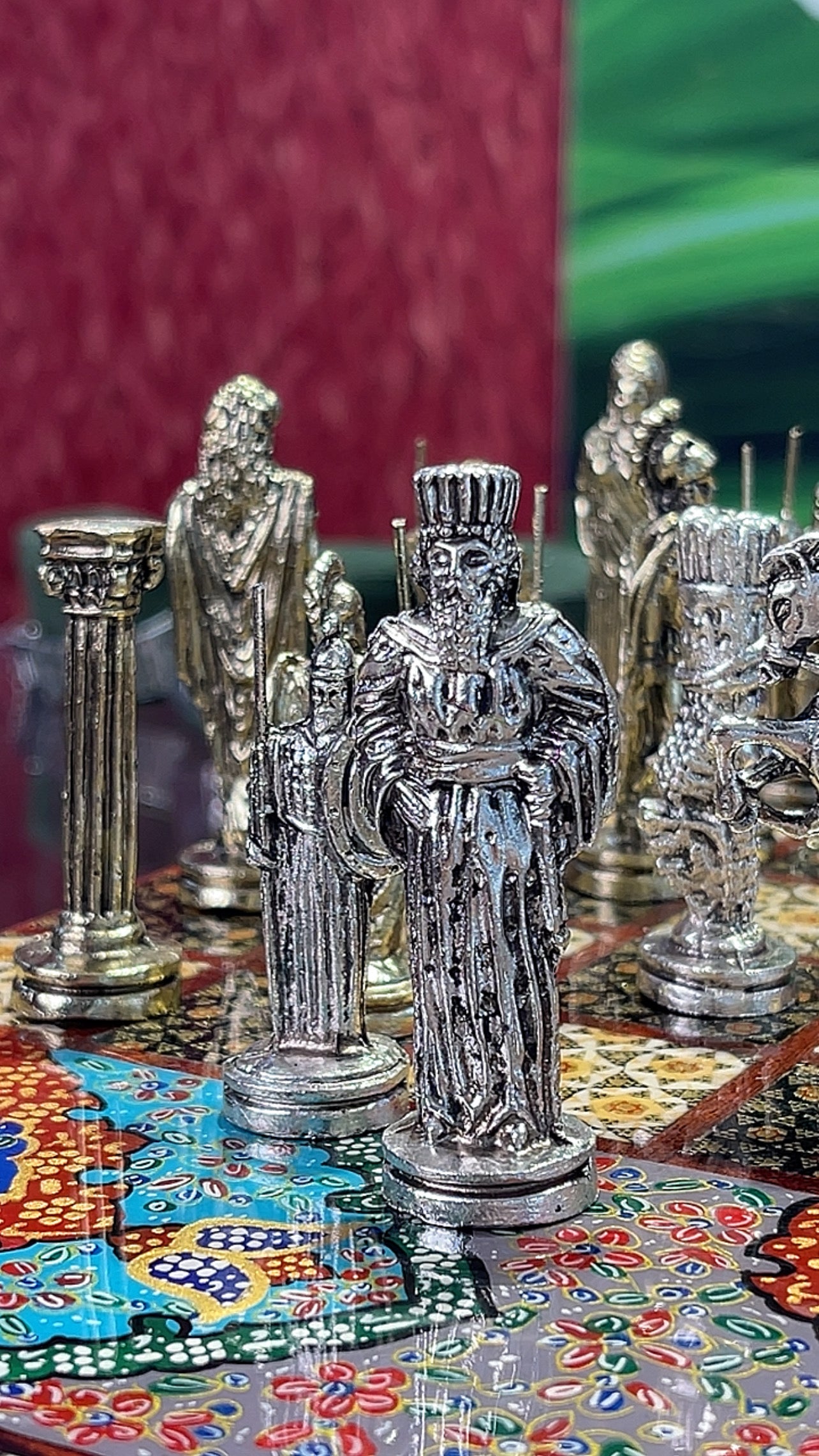 طاولي صناعة يدويه بالكامل قطعه واحده مع جنود براص واحجار الطاولي واحده فقط الرجاء عدم الاحراج