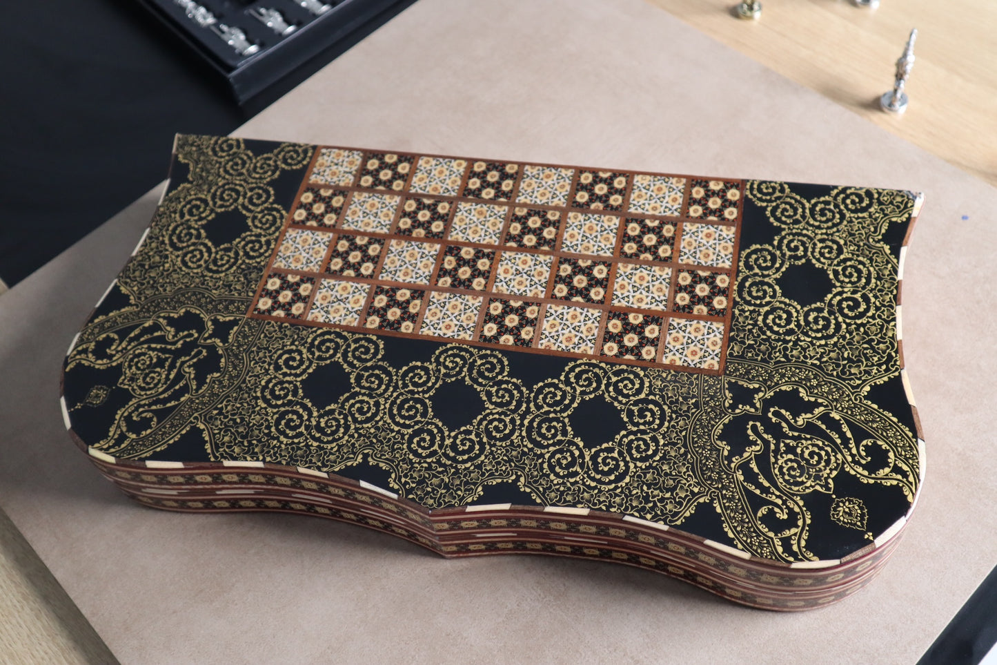 طاولي + شطرنج  زخرفة سوداء راقية صناعة يدوية - جنطة جلد فاخرة السعر بدون احجار شطرنج ٥٥٠ الف ومع احجار شطرنج ٦٥٠ الف