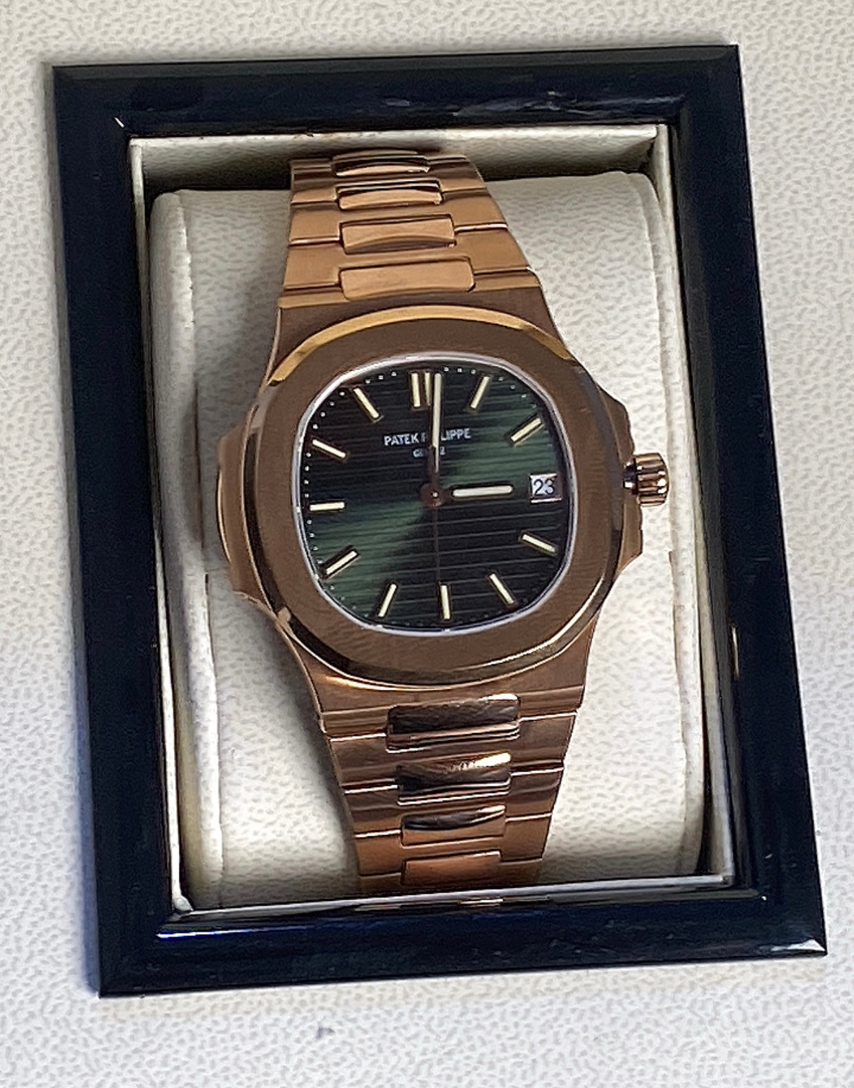 باتيك فيليب نوتيلوس روز جولد مينا أخضر – ديت فقط – نسخة كلين