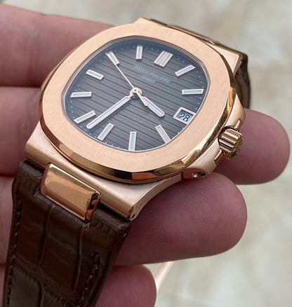 باتيك فيليب نوتلس روز جولد ستراب جلد بني و مينا اومبريه- كلين طبق الاصل لا تميز