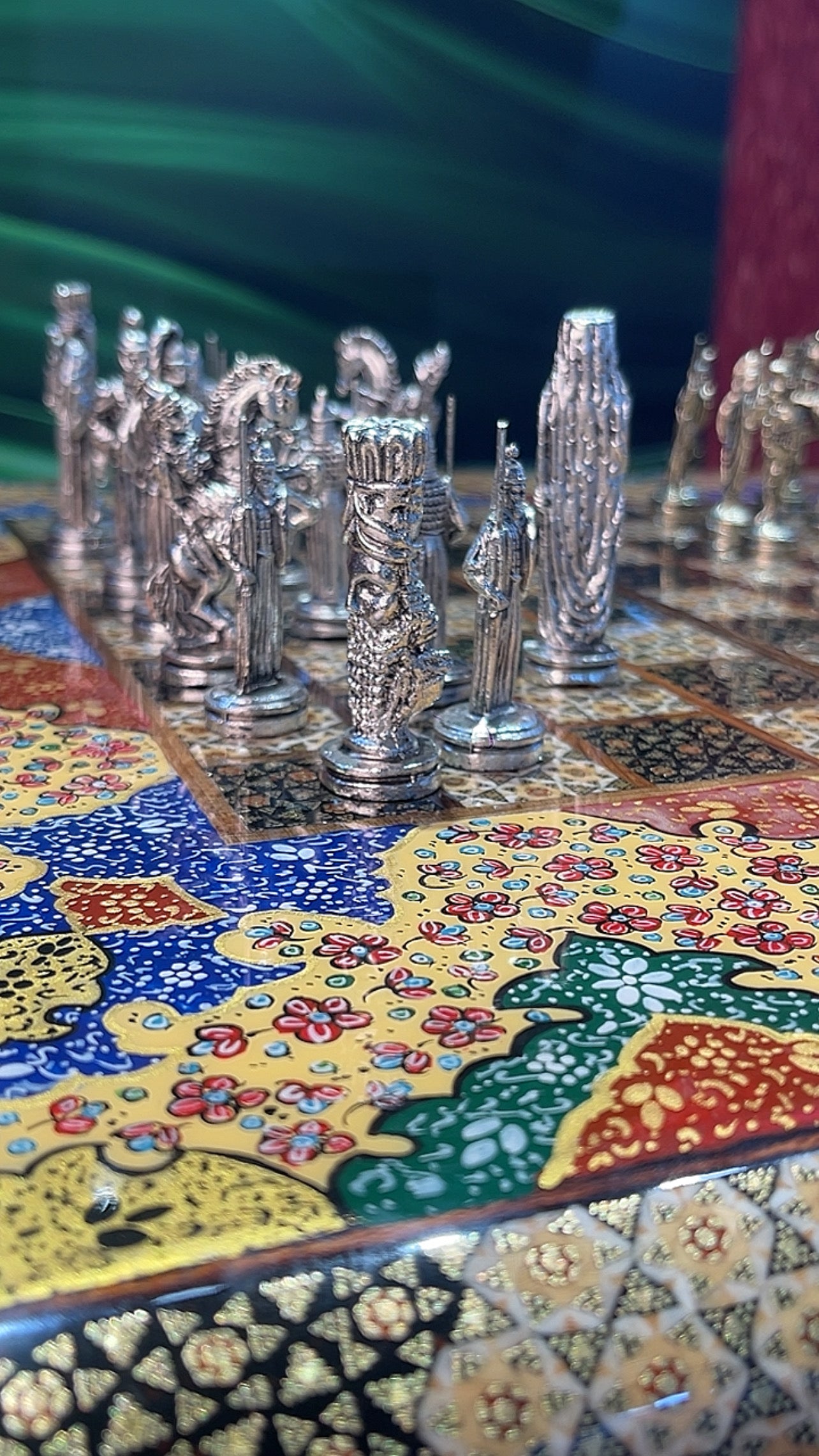 طاولي صناعة يدويه بالكامل قطعه واحده مع جنود براص واحجار الطاولي واحده فقط الرجاء عدم الاحراج