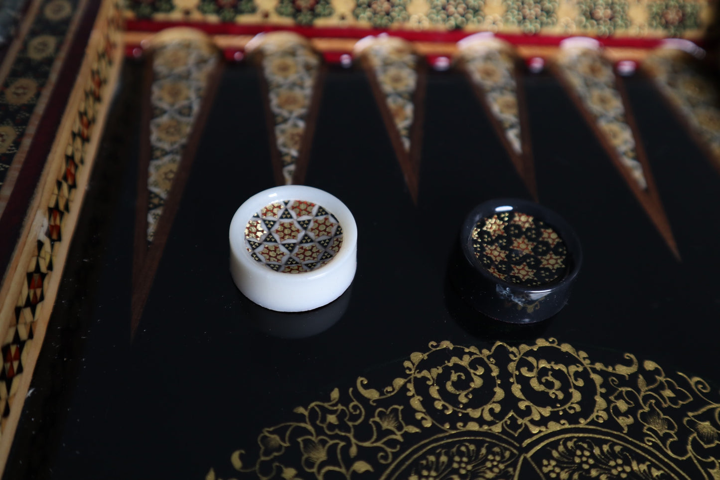 طاولي + شطرنج  زخرفة سوداء راقية صناعة يدوية - جنطة جلد فاخرة السعر بدون احجار شطرنج ٥٥٠ الف ومع احجار شطرنج ٦٥٠ الف