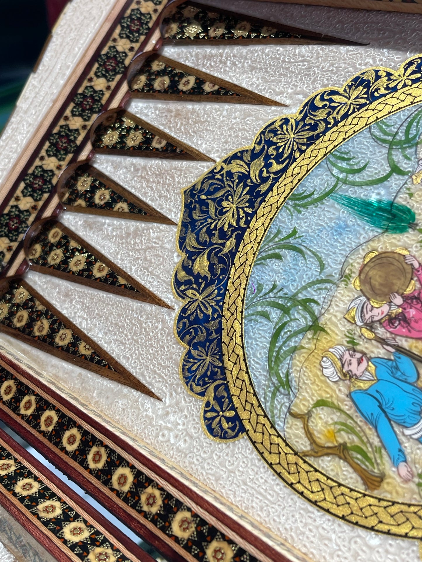 طاولي صناعة يدويه بالكامل قطعه واحده مع جنود براص واحجار الطاولي واحده فقط الرجاء عدم الاحراج