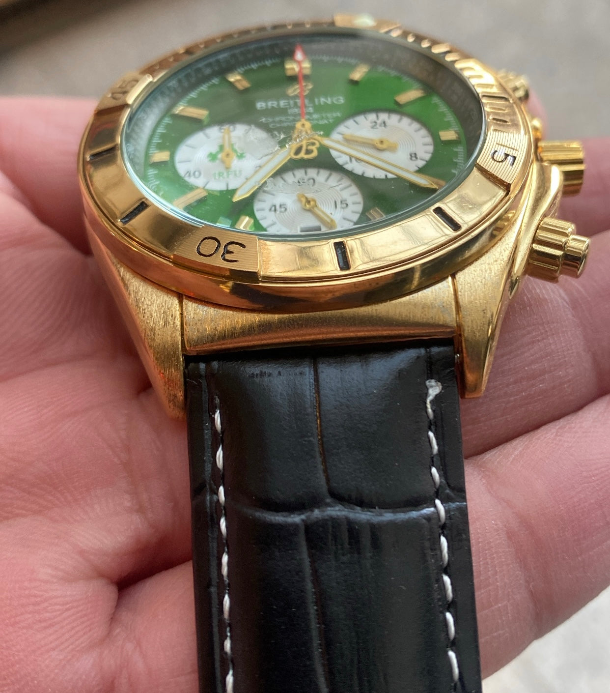 بريتلنج ذهبي و اخضر سير اسود