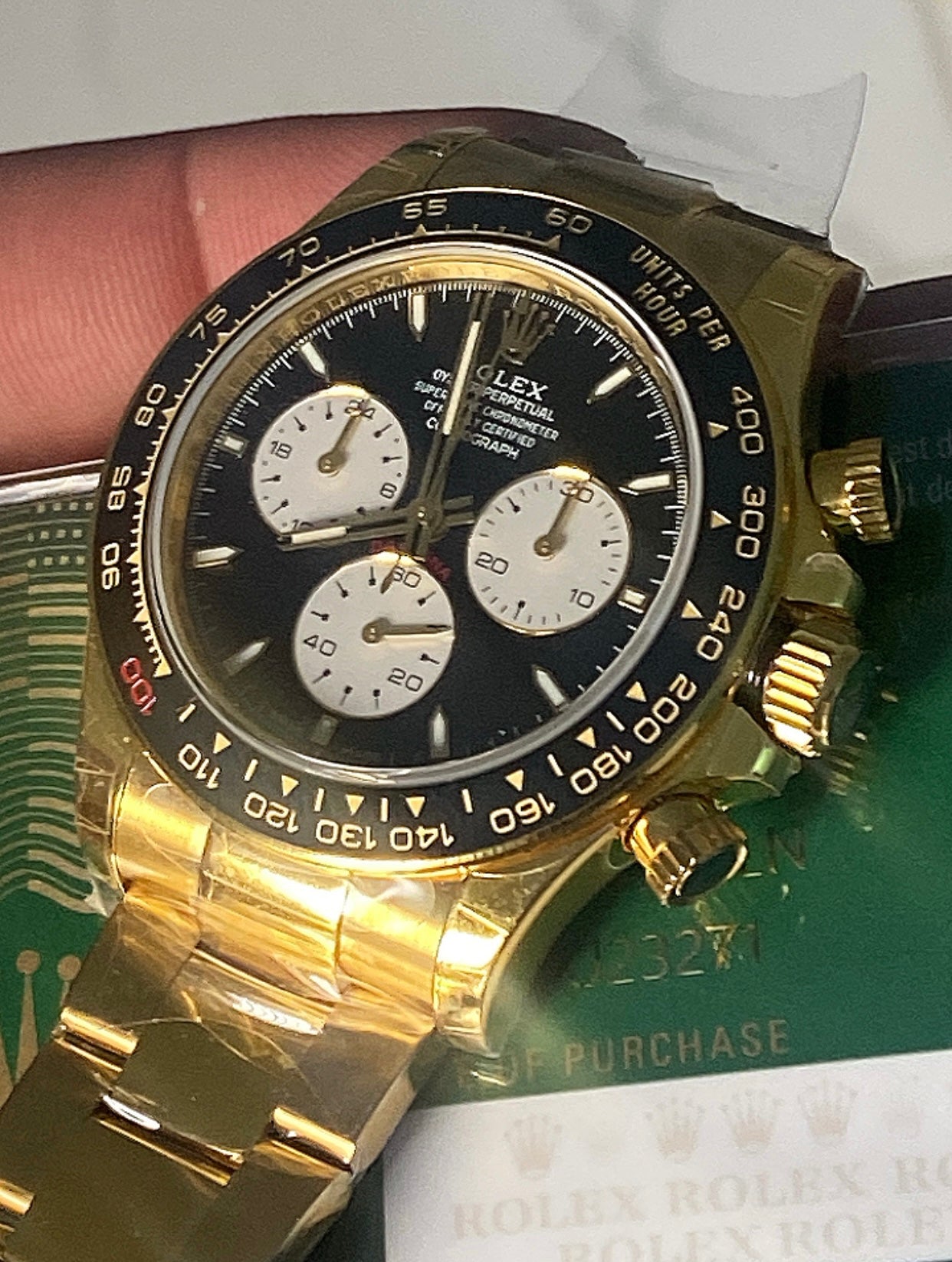 40 mm رولكس دايتونا ذهب أصفر بقرص أسود وسناتر بيضاء