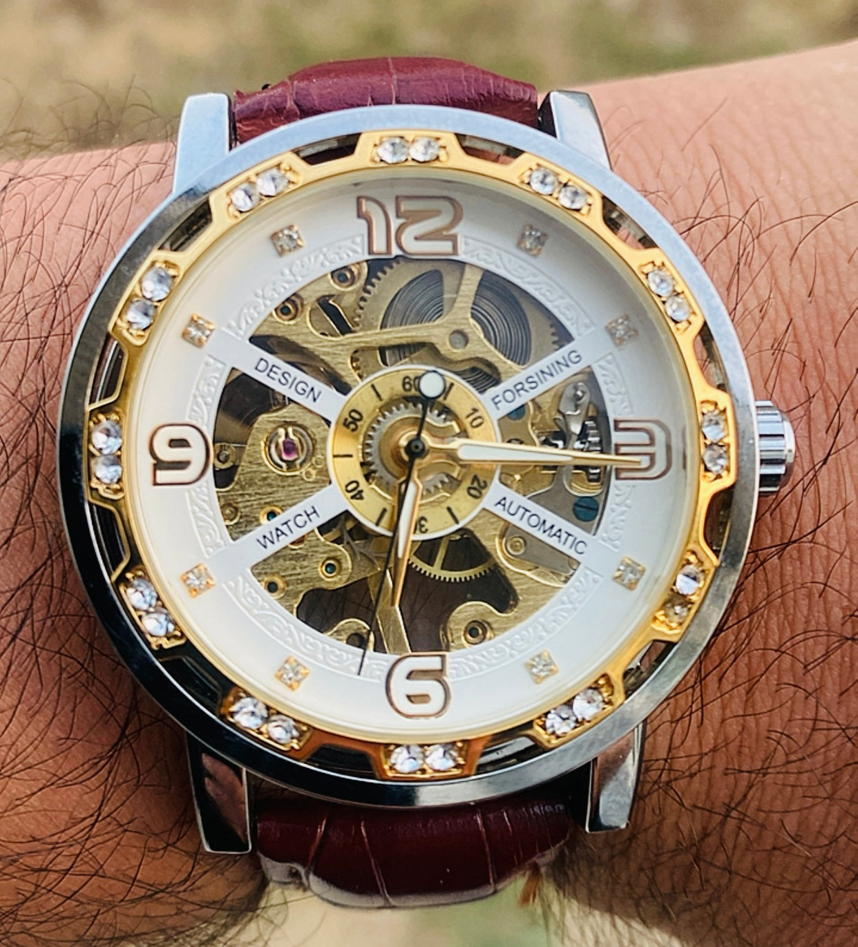 الفكرة ببساطة الساعة من مصنع ساعات انت بتصنع ساعة يدوياً - هذي الساعة تصميمي ركزت بيها على الوزن و ماكينة يدوية  فينتج - حبة واحدة فقط