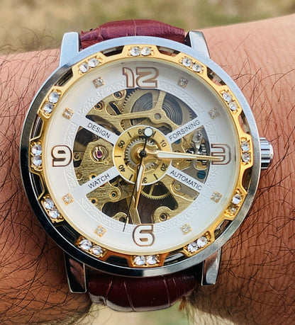 الفكرة ببساطة الساعة من مصنع ساعات انت بتصنع ساعة يدوياً - هذي الساعة تصميمي ركزت بيها على الوزن و ماكينة يدوية  فينتج - حبة واحدة فقط