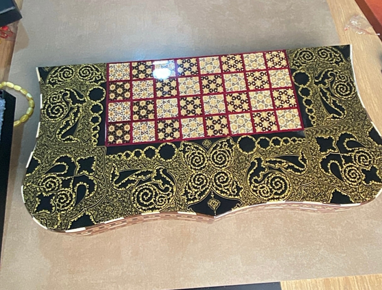 طاولي + شطرنج  زخرفة سوداء راقية صناعة يدوية - جنطة جلد فاخرة السعر بدون احجار شطرنج ٥٥٠ الف ومع احجار شطرنج ٦٥٠ الف