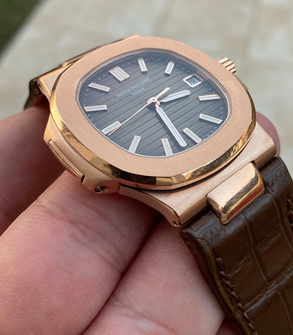 باتيك فيليب نوتلس روز جولد ستراب جلد بني و مينا اومبريه- كلين طبق الاصل لا تميز