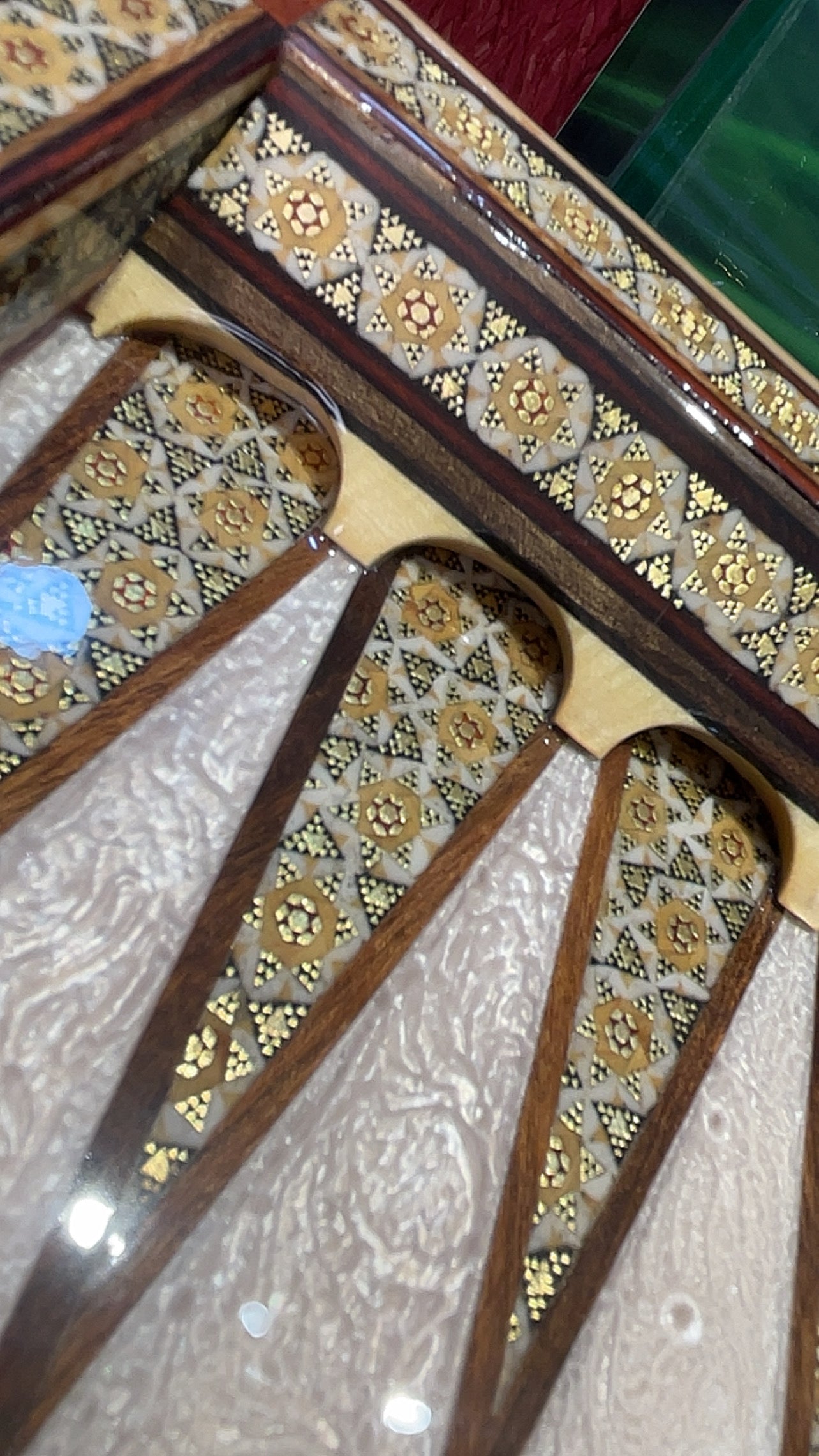 طاولي صناعة يدويه بالكامل قطعه واحده مع جنود براص واحجار الطاولي واحده فقط الرجاء عدم الاحراج