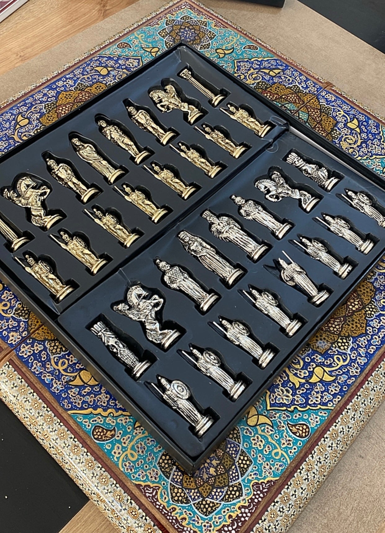 طاولي + شطرنج  زخرفة سوداء راقية صناعة يدوية - جنطة جلد فاخرة السعر بدون احجار شطرنج ٥٥٠ الف ومع احجار شطرنج ٦٥٠ الف