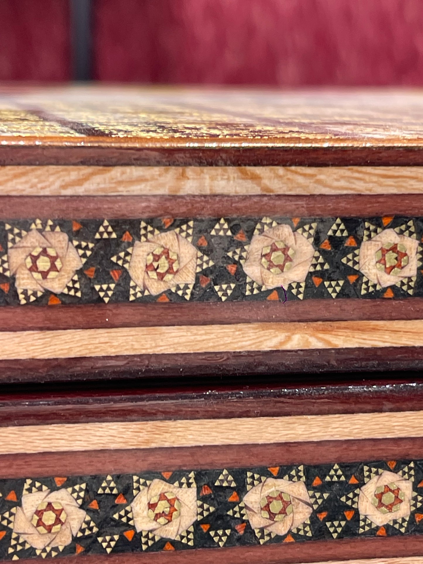 طاولي صناعة يدويه بالكامل قطعه واحده مع جنود براص واحجار الطاولي واحده فقط الرجاء عدم الاحراج