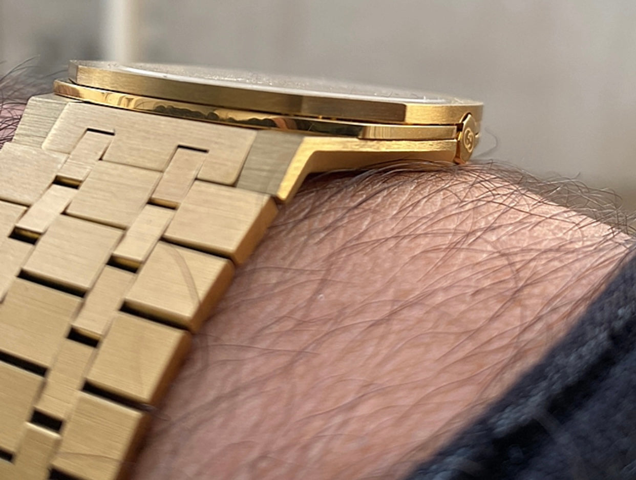 Gucci G-Timeless - جراند ماستر طبق الأصل و الوزن و الأبعاد