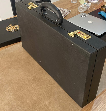 طاولي + شطرنج  زخرفة سوداء راقية صناعة يدوية - جنطة جلد فاخرة السعر بدون احجار شطرنج ٥٥٠ الف ومع احجار شطرنج ٦٥٠ الف