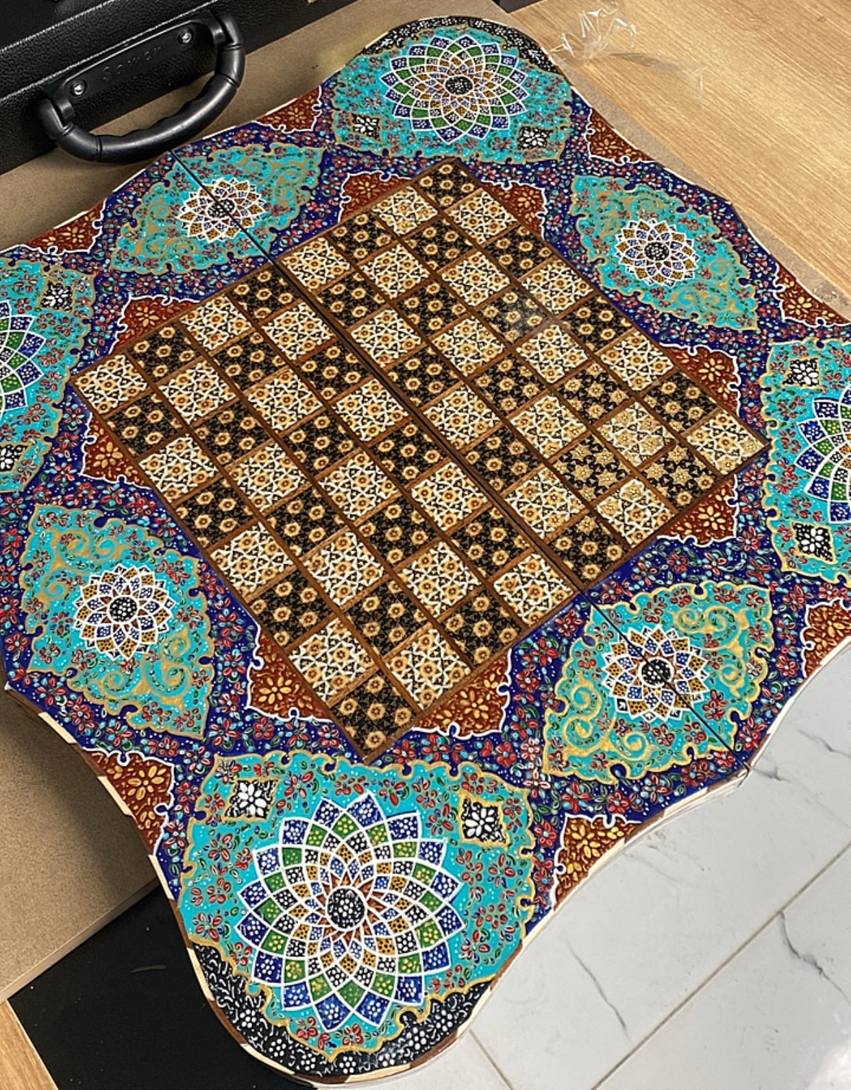 طاولي + شطرنج  زخرفة سوداء راقية صناعة يدوية - جنطة جلد فاخرة السعر بدون احجار شطرنج ٥٥٠ الف ومع احجار شطرنج ٦٥٠ الف