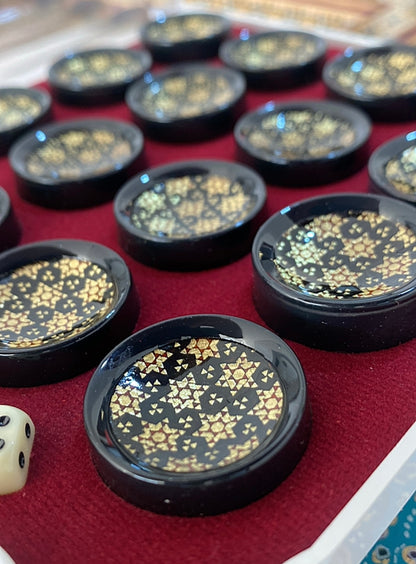 طاولي + شطرنج  زخرفة سوداء راقية صناعة يدوية - جنطة جلد فاخرة السعر بدون احجار شطرنج ٥٥٠ الف ومع احجار شطرنج ٦٥٠ الف