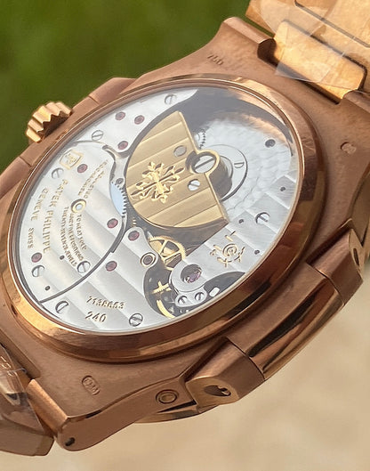 40.5 mm باتيك فيليب نوتيلوس مون فايز و باور ريزيرف – روز جولد – نسخة كلين