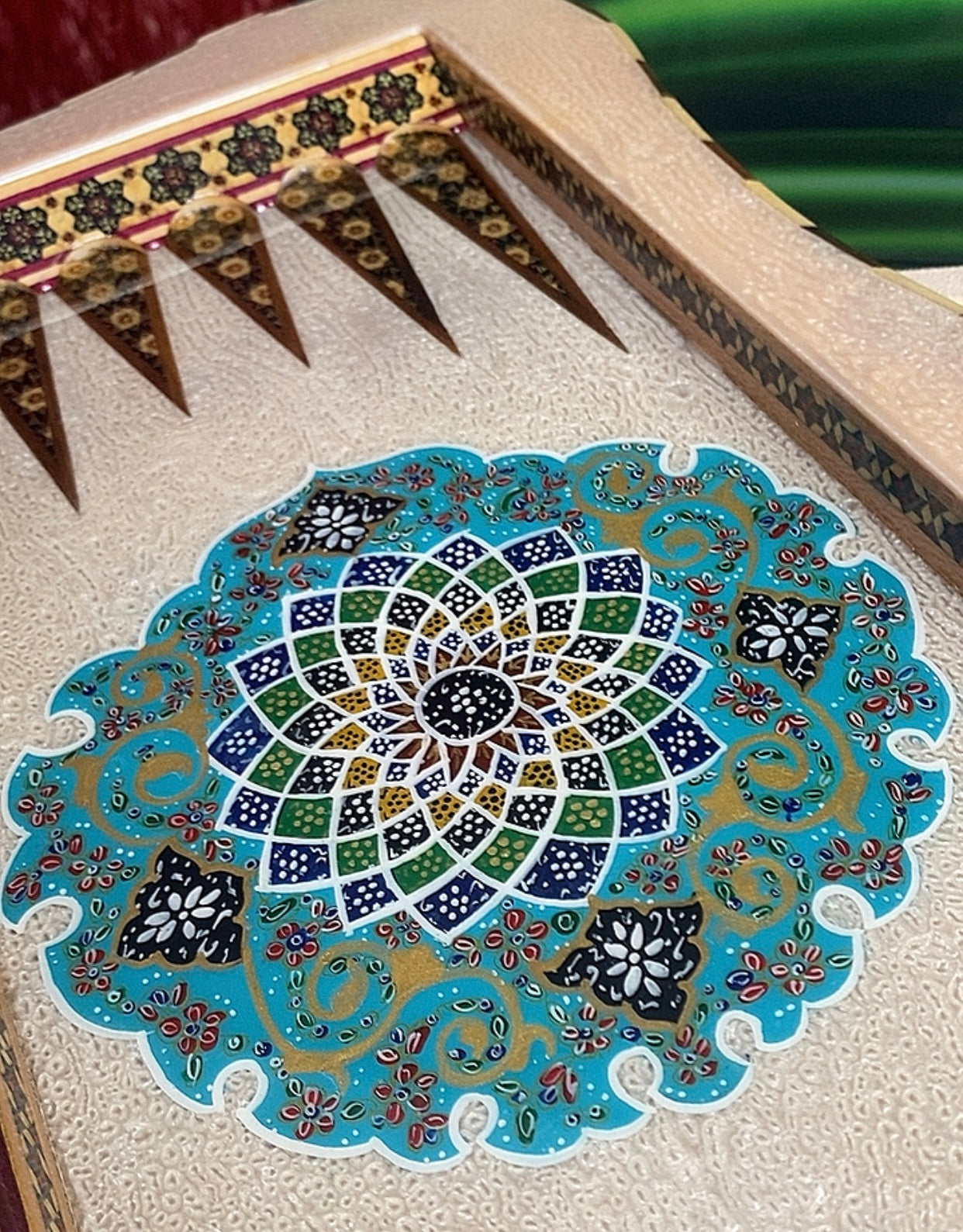 تحفة فنية صناعة يدوية - طاولي و شطرنج رسمة واحدة فقط يعني الحبة الوحيدة في العراق - احجار الطاولي و الشطرنج صناعة يدوي  بادق التفاصيل (t3)